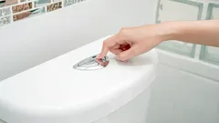 Weet je waarom moderne toiletten twee spoelknoppen hebben?