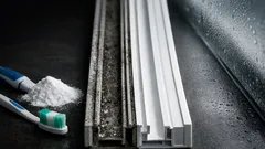 Raamrails schoonmaken met baksoda: zo krijg je schuiframen weer soepel