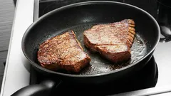 Als eten tijdens het bakken aan de pan blijft plakken, probeer dan deze slimme truc om het probleem op te lossen