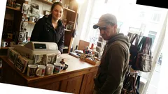 Kort verhaal: Hij begon met een simpele vraag aan de balie, daarna werd het vreemd