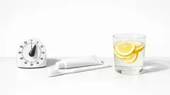 Waarom je beter 60 minuten wacht met tandenpoetsen na het eten