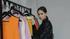 De psychologie van kleur in je garderobe: 3 krachtige kleuren die respect afdwingen en bewondering oproepen