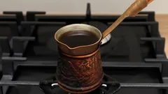 Zo zet je koffie in een Turkse koffiepot: 90% doet het verkeerd