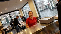 Kort verhaal: Net voor sluiting kwam een luid team binnen—en toen kantelde alles