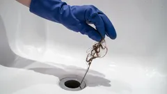 Geen azijn en soda: loodgieter verklapt de beste manier om de afvoer in de badkamer te ontstoppen