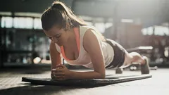 Hoe lang moet je de plank vasthouden op elke leeftijd: richtlijnen voor 20-, 40- en 60-jarigen