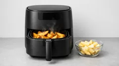 Waarom een airfryer zo snel krokant bakt en minder stroom verbruikt