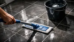 Badkamervloer schoonmaken met azijn: zo doe je dat veilig en streeploos