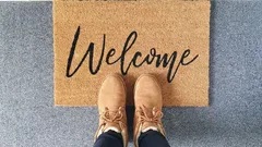 Wat leg je onder de deurmat zodat de vloer droog blijft: een slimme truc