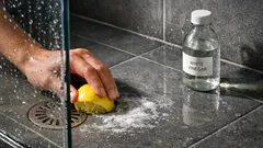 Zeepresten op de douchevloer verwijderen met citroen en azijn (zonder schrobben)