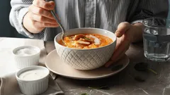 Stop met deze specerij aan je soep toe te voegen — het verpest de smaak, maar de meeste thuiskoks gebruiken het nog steeds