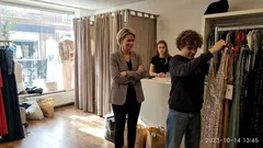 Kort verhaal: Drie gala-jurken, één paskamer en een blik die alles veranderde