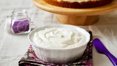 Hoe maak je een eenvoudige, lekkere crème voor taart