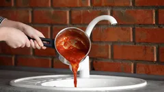 Wat je echt nooit door de gootsteen mag spoelen: zelfs ervaren huishoudens weten dit niet