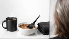 Grijs haar camoufleren met koffie: zo werkt een koffiespoeling echt