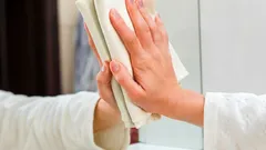 Zo maak je spiegels schoon zonder strepen, waas of pluisjes met eenvoudige huismiddeltjes