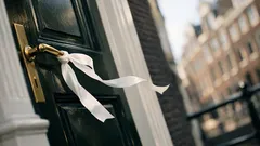 Wat betekent een wit lint aan de voordeur en waarom doen mensen dit