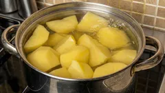 Waarom ervaren huisvrouwen het water na het koken van aardappelen nooit afgieten