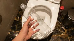 Hoe een gewone fles direct een veelvoorkomend probleem van langzaam doorspoelen in het toilet oplost