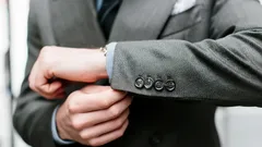 Waarom er ‘nutteloze’ knopen op de mouwen van een colbert zitten – dat wist je waarschijnlijk niet