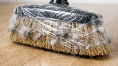 Vershoudfolie om je bezem: de simpele truc tegen haren en pluis op de vloer