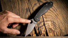 Waarom hebben sommige messen een gat in het lemmet, en waar is het eigenlijk voor bedoeld?