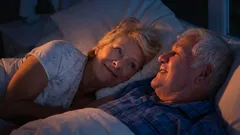 Waarom u naarmate u ouder wordt steeds eerder wakker wordt