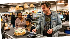 Kort verhaal: Bij de kassa deed hij alsof hij de baas was—tot ik glimlachte