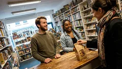 Kort verhaal: Ze belde voor ‘dat nieuwe gitaarspel’—en toen stond ze ineens voor ons