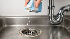Waarom je melk nooit door de gootsteen moet spoelen (en wat je beter kunt doen)