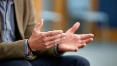 Wat betekent het vanuit psychologisch oogpunt als iemand tijdens het praten vaak gebaren gebruikt?