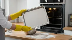 Heb je deze keukentrucs al geprobeerd om aangebakken vet van een bakplaat te verwijderen?