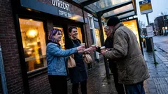 Kort verhaal: Een punkmeisje bestelde absurd veel koffie, en ik volgde haar naar buiten