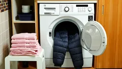 Waarom stoppen sommige huisvrouwen een handdoek in de wasmachine bij het wassen van een donsjas?