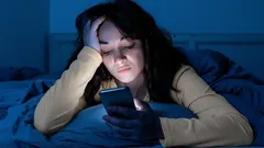 Waarom je telefoon in bed je slaap saboteert (en wat je er deze week aan doet)